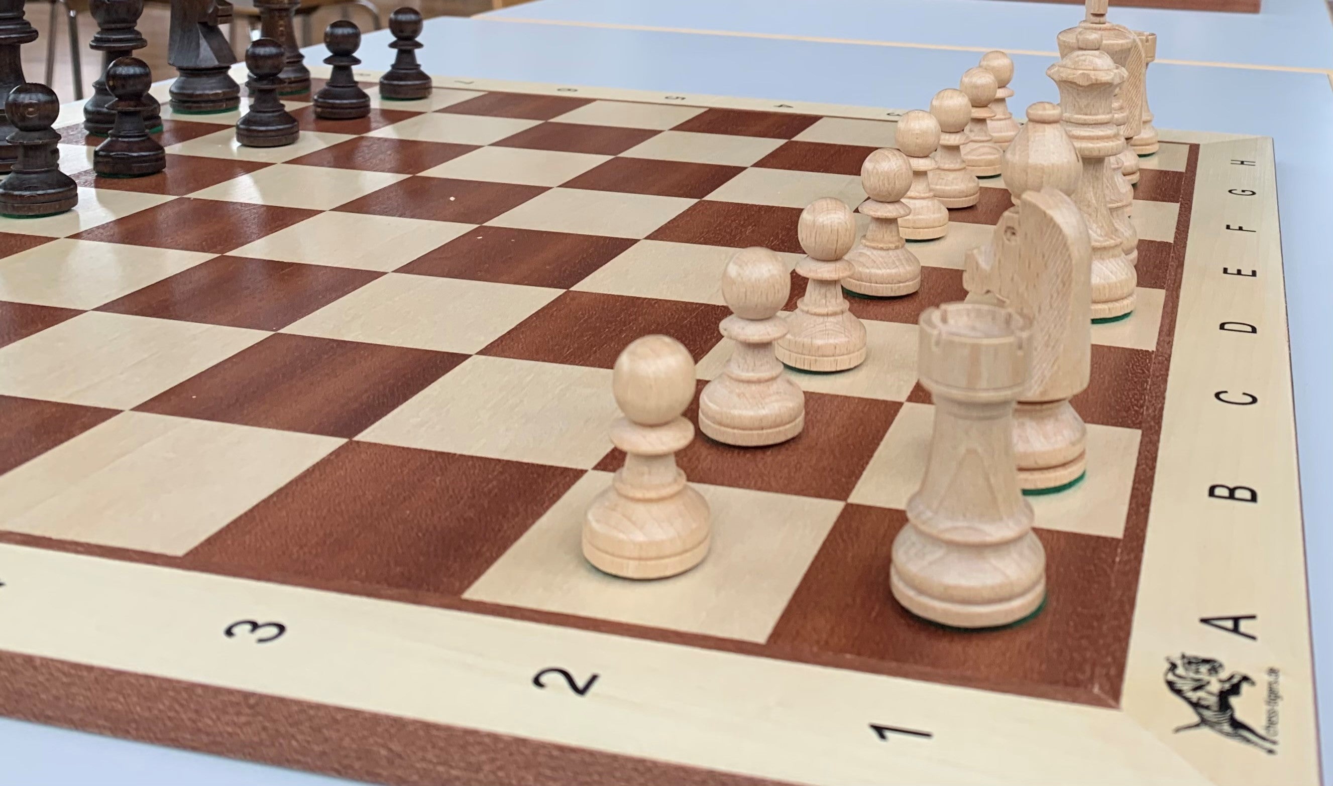 Dies ist ein Bild eines Chess Tigers Schachbrettes mit Figuren aus Holz